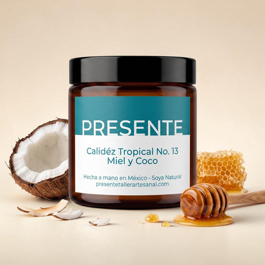 Vela aromática PRESENTE Taller Artesanal de miel y coco en frasco de vidrio ámbar con etiqueta turquesa y blanca.