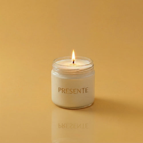 PRESENTE Taller Artesanal Alba No. 2 candle with bright bergamot and warm sandalwood scent. White wax in glass jar.