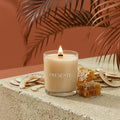 PRESENTE Taller Artesanal Calidez Tropical candle with honey and coconut notes, in a glass jar.
