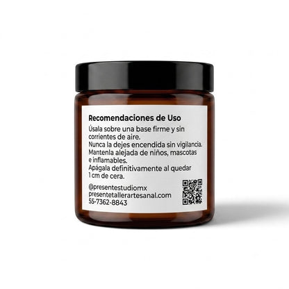 Etiqueta trasera de vela aromática PRESENTE Taller Artesanal Alba No. 2 con instrucciones de uso y código QR