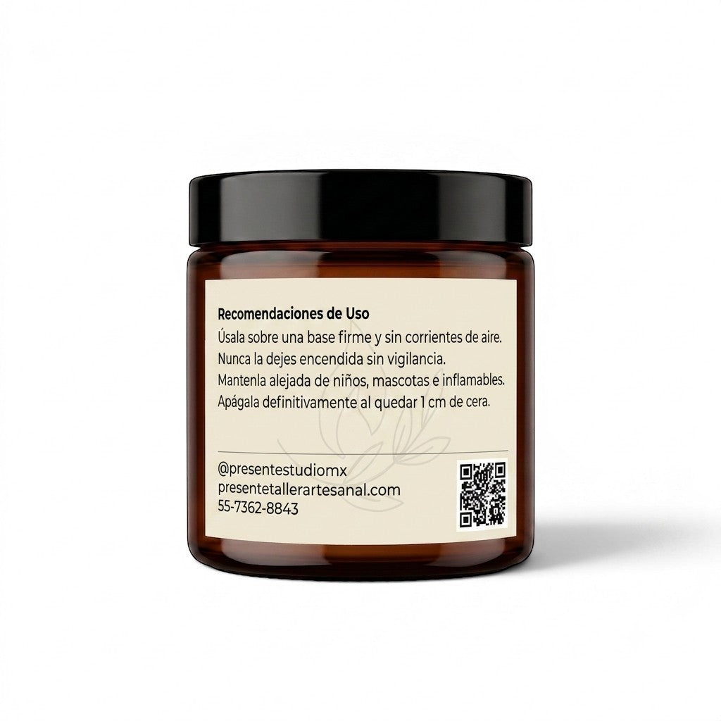 Etiqueta trasera de vela Cacao No. 8 de PRESENTE Taller Artesanal con instrucciones de uso y código QR en frasco ámbar
