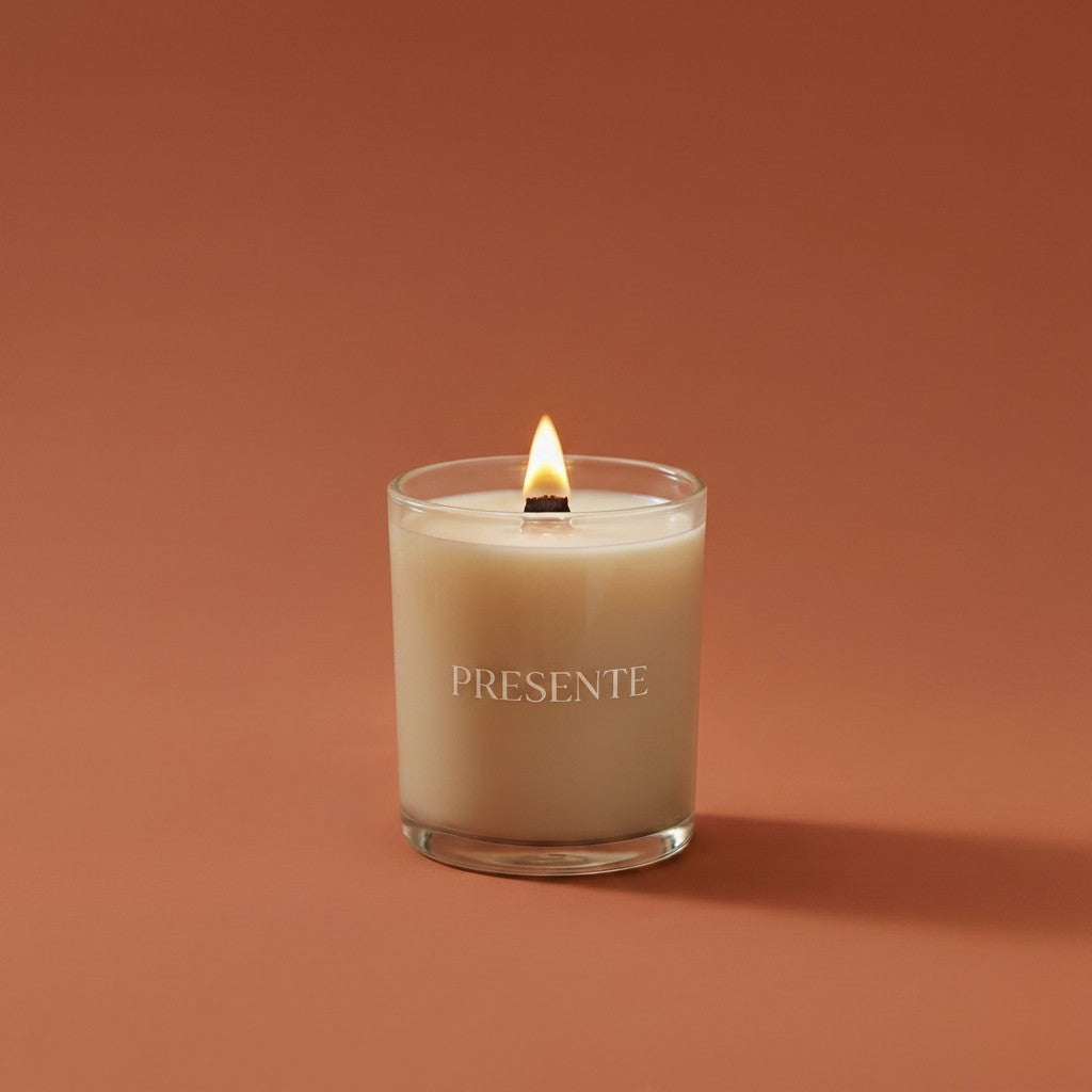PRESENTE Taller Artesanal Calidez Tropical No. 13 candle with honey, coconut, and vanilla scent in a glass jar.
