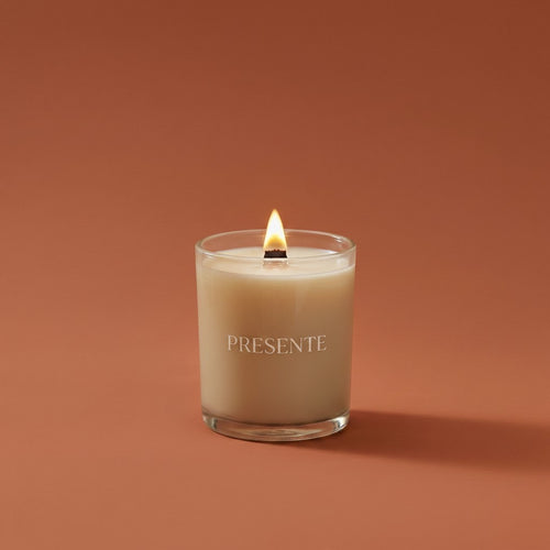 PRESENTE Taller Artesanal Calidez Tropical No. 13 candle with honey, coconut, and vanilla scent in a glass jar.