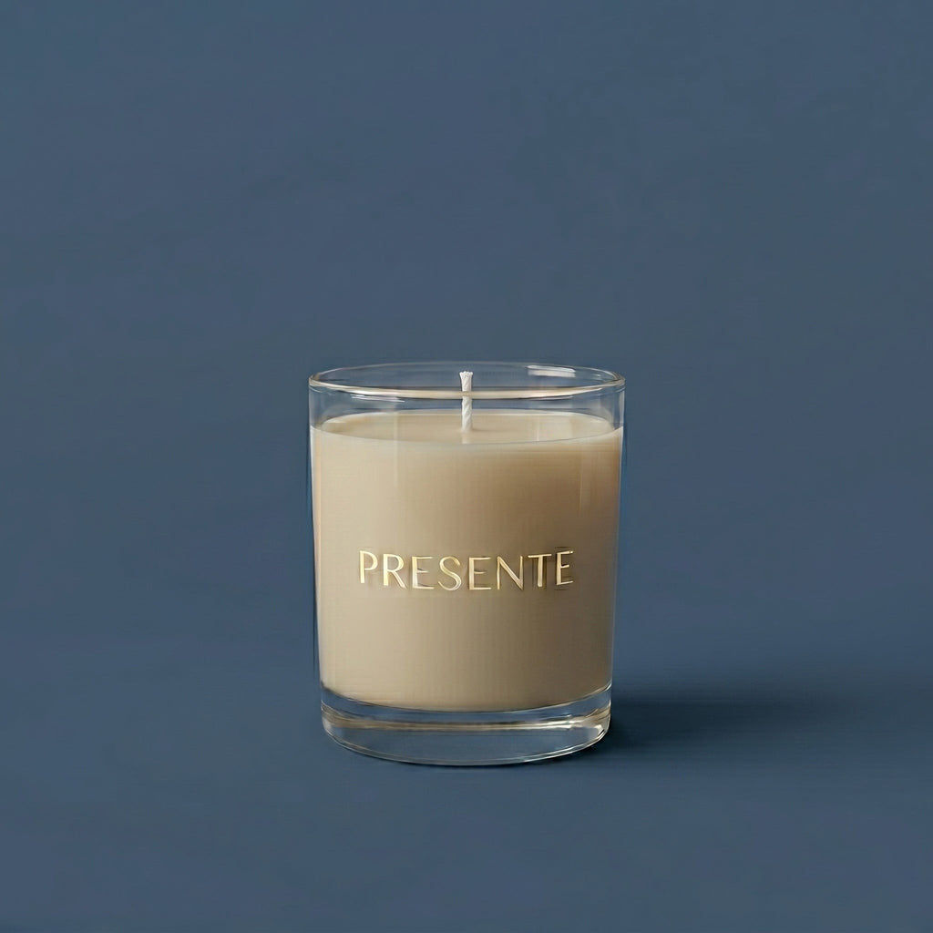 PRESENTE Taller Artesanal Serenidad Blanca No. 14 candle with lavender, coconut, and vanilla notes in a clear glass jar.