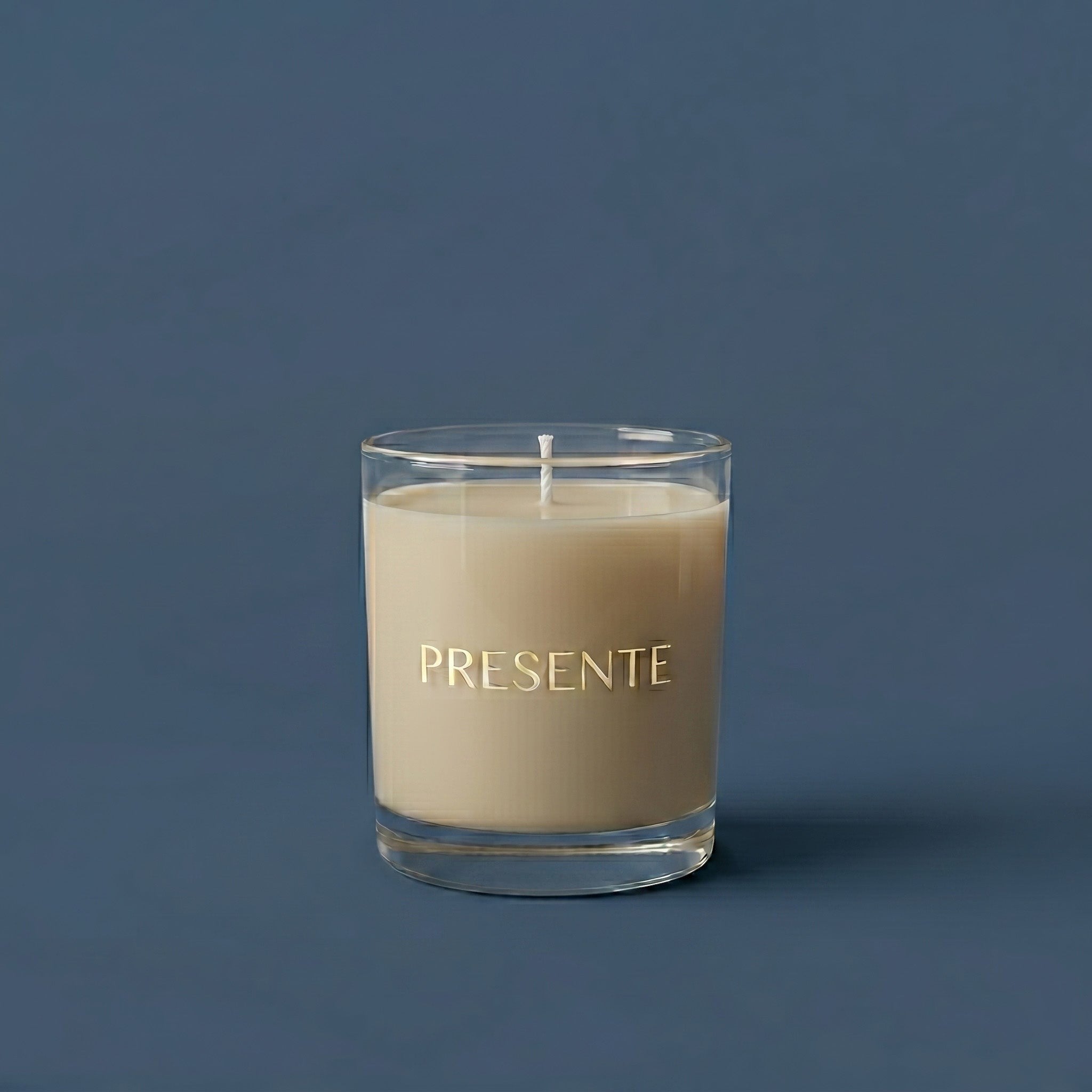 PRESENTE Taller Artesanal Serenidad Blanca No. 14 candle with lavender, coconut, and vanilla notes in a clear glass jar.