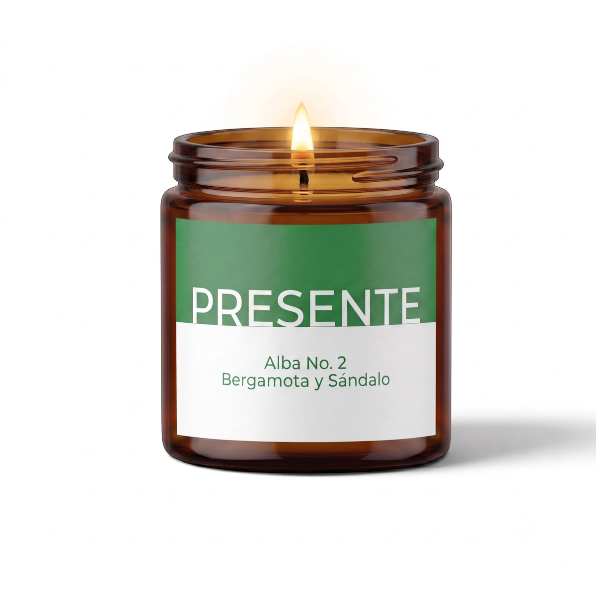 Vela aromática PRESENTE Taller Artesanal Alba No. 2 en frasco de vidrio ámbar con etiqueta verde y blanca encendida
