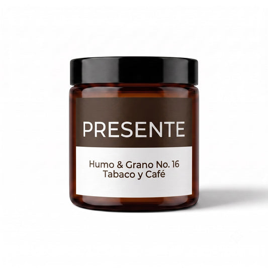 Vela aromática PRESENTE Taller Artesanal Humo & Grano No. 16 en frasco de vidrio ámbar con tapa negra