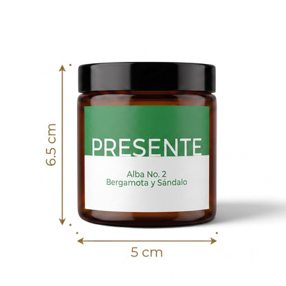 Vela aromática PRESENTE Taller Artesanal Alba No. 2 de bergamota y sándalo en frasco de vidrio ámbar con tapa negra