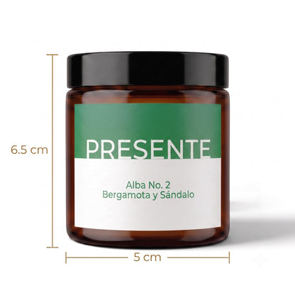 Vela aromática PRESENTE Taller Artesanal Alba No. 2 en frasco de vidrio ámbar con etiqueta blanca y verde