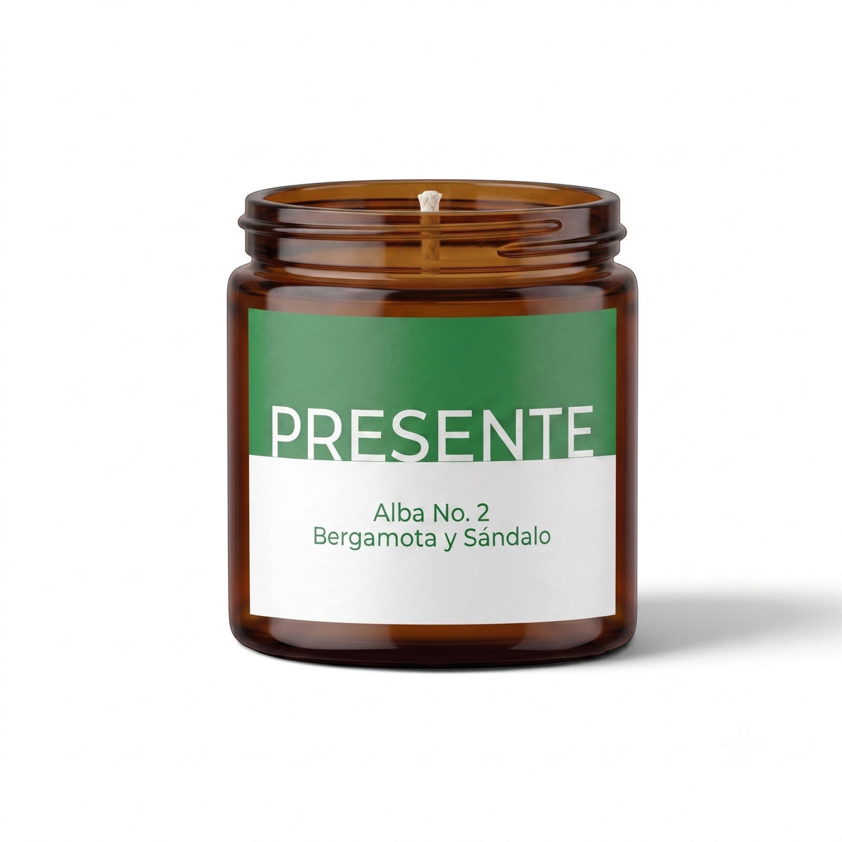 Vela aromática PRESENTE Taller Artesanal Alba No. 2 de bergamota y sándalo en frasco de vidrio ámbar con etiqueta verde