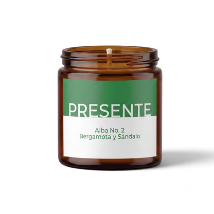 Vela aromática PRESENTE Taller Artesanal Alba No. 2 de bergamota y sándalo en frasco de vidrio ámbar con etiqueta verde