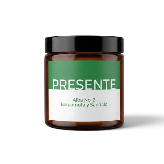 Vela aromática PRESENTE Taller Artesanal Alba No. 2 con notas de bergamota y sándalo en frasco de vidrio ámbar