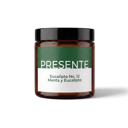 Vela aromática PRESENTE Taller Artesanal Eucalipto No. 12 en frasco de vidrio ámbar con etiqueta verde y blanca