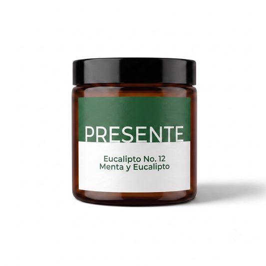 Vela aromática PRESENTE Taller Artesanal Eucalipto No. 12 en frasco de vidrio ámbar con etiqueta verde y blanca