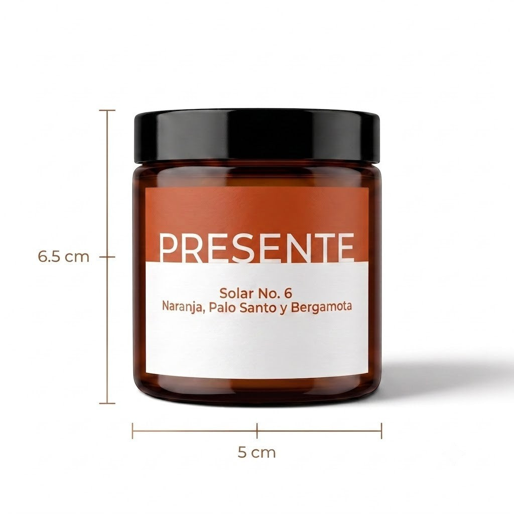 Vela aromática PRESENTE Taller Artesanal Solar No. 6 de naranja, bergamota y palo santo en frasco de vidrio ámbar.