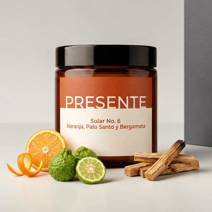 Vela aromática PRESENTE Taller Artesanal Solar No. 6 en frasco ámbar con naranja, bergamota y palos de palo santo.