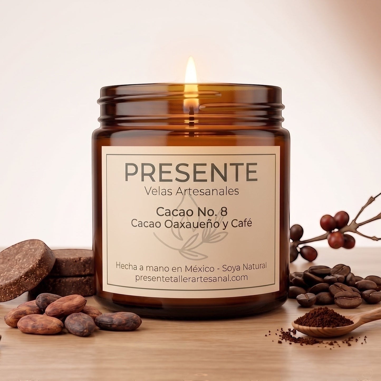 Vela artesanal PRESENTE Taller Artesanal Cacao No. 8 en frasco de vidrio ámbar con granos de café y cacao oaxaqueño.