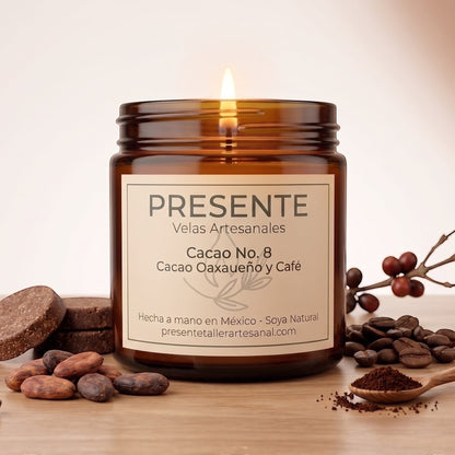 Vela artesanal PRESENTE Taller Artesanal Cacao No. 8 en frasco de vidrio ámbar con granos de café y cacao oaxaqueño.
