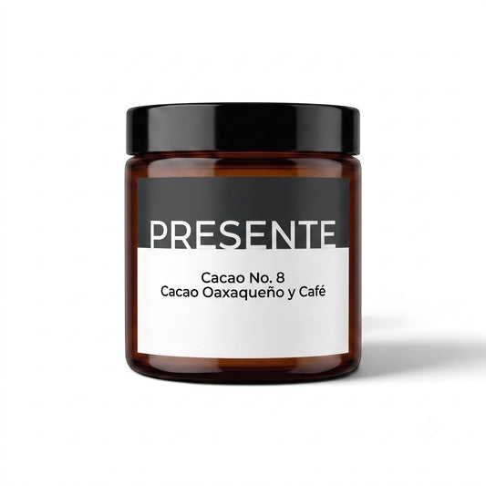 Vela aromática PRESENTE Taller Artesanal Cacao No. 8 en frasco de vidrio ámbar con notas de cacao oaxaqueño y café.