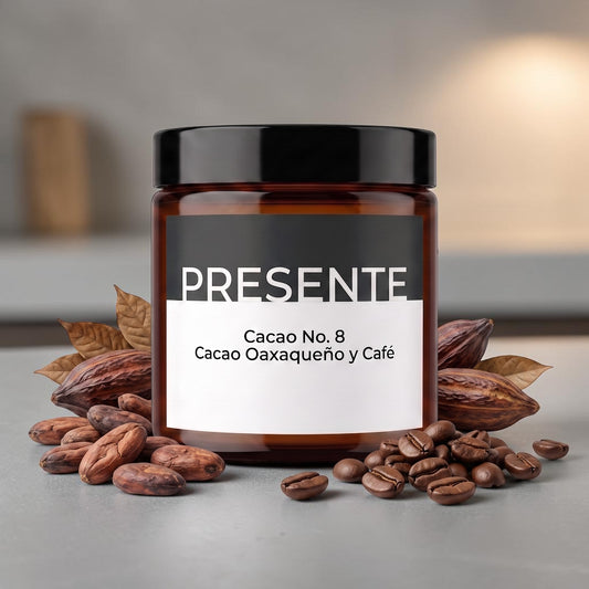 Vela aromática PRESENTE Taller Artesanal Cacao No. 8 en frasco de vidrio ámbar con granos de café y semillas de cacao.