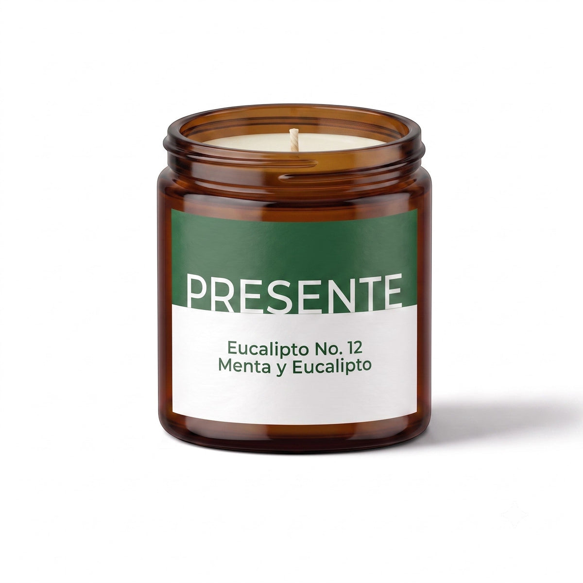 Vela aromática PRESENTE Taller Artesanal Eucalipto No. 12 en frasco de vidrio ámbar con etiqueta verde y blanca.