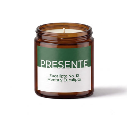 Vela aromática PRESENTE Taller Artesanal Eucalipto No. 12 en frasco de vidrio ámbar con etiqueta verde y blanca.