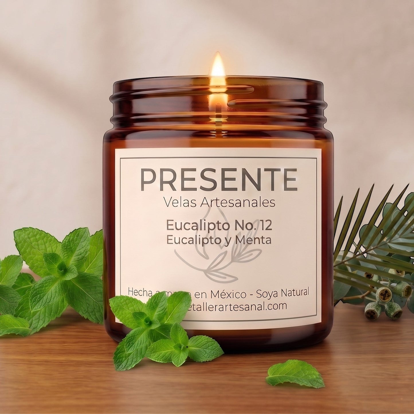 Vela artesanal PRESENTE Taller Artesanal Eucalipto No. 12 de cera de soya en frasco de vidrio ámbar con aroma a menta.
