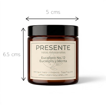 Vela aromática PRESENTE Taller Artesanal Eucalipto No. 12 de cera de soya en frasco de vidrio ámbar con tapa negra