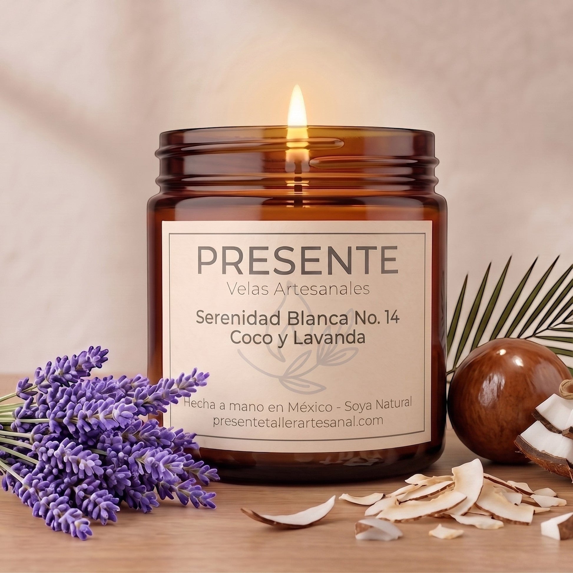 Vela artesanal PRESENTE Taller Artesanal Serenidad Blanca No. 14 de cera de soya con aroma a lavanda y coco de agua