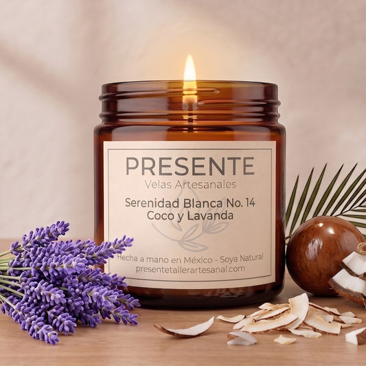 Vela artesanal PRESENTE Taller Artesanal Serenidad Blanca No. 14 de cera de soya con aroma a lavanda y coco de agua
