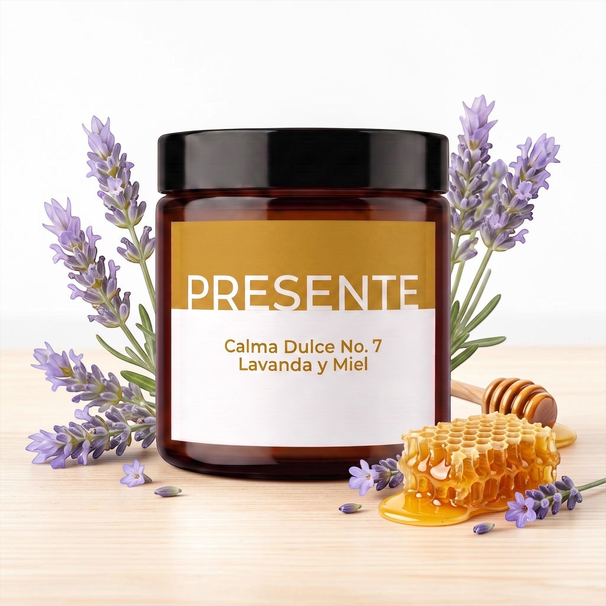 Vela aromática PRESENTE Taller Artesanal Calma Dulce No. 7 de lavanda y miel en frasco de vidrio ámbar con panal