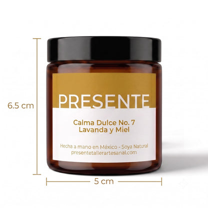 Vela aromática PRESENTE Taller Artesanal Calma Dulce No. 7 de lavanda y miel en frasco de vidrio ámbar de 6.5 cm