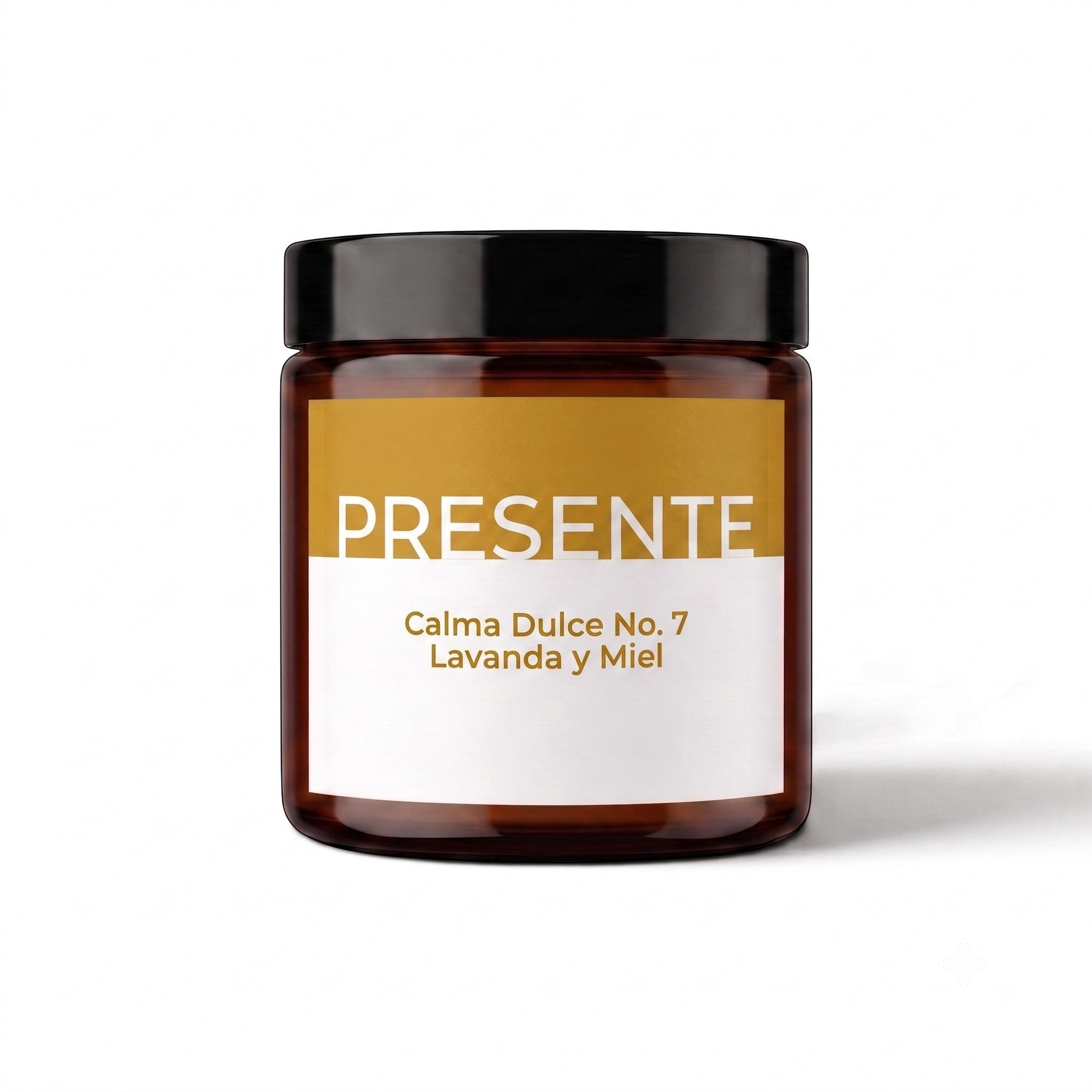 Vela aromática PRESENTE Taller Artesanal Calma Dulce No. 7 de lavanda y miel en frasco de vidrio ámbar con tapa negra