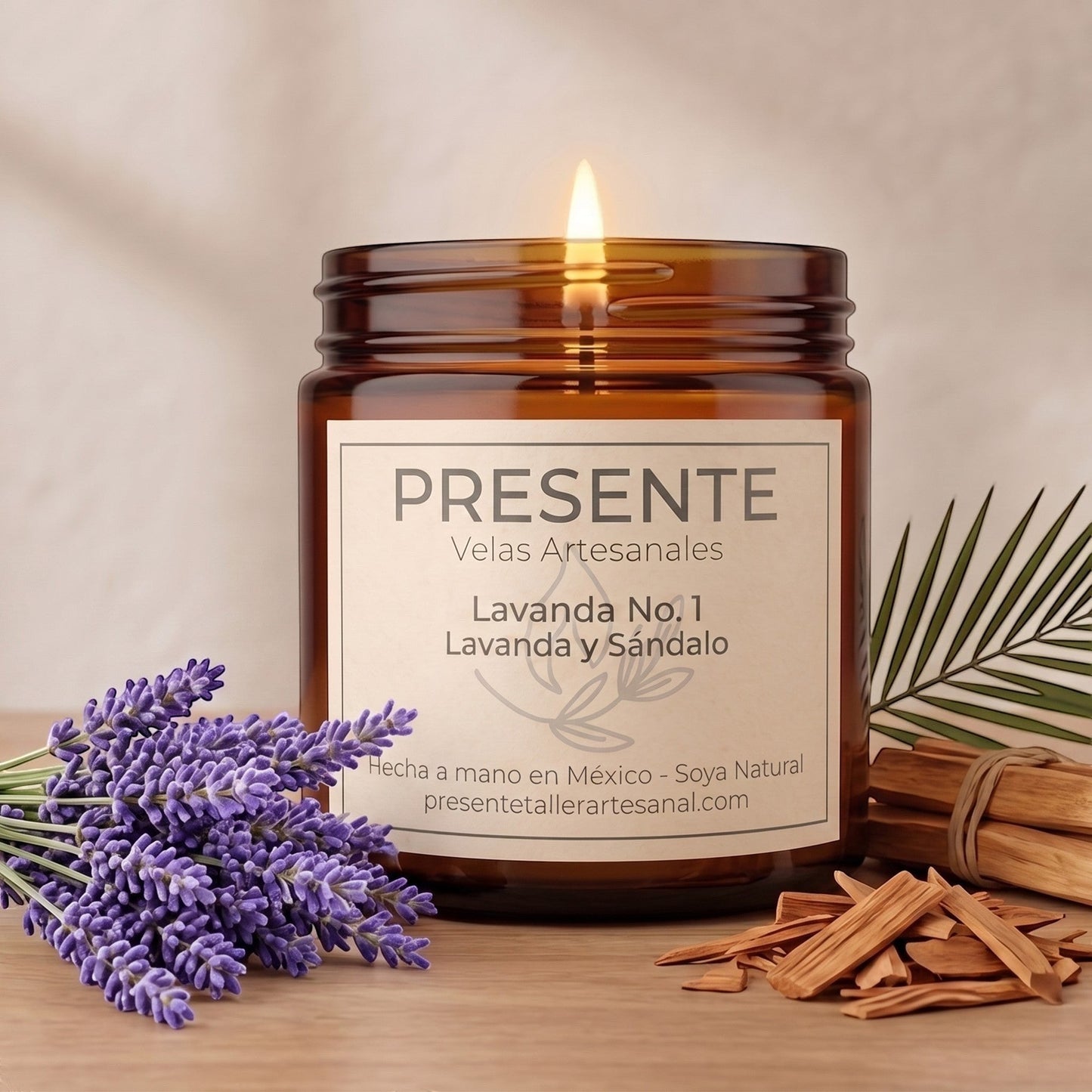 Vela artesanal PRESENTE Taller Artesanal Lavanda No. 1 de soya en frasco ámbar con lavanda y sándalo