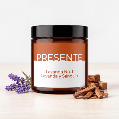 Vela aromática PRESENTE Taller Artesanal Lavanda No. 1 en frasco de vidrio ámbar con lavanda y madera de sándalo.