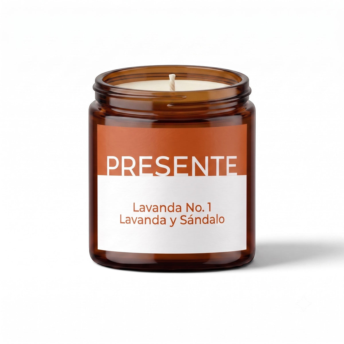 Vela aromática PRESENTE Taller Artesanal de lavanda y sándalo en frasco de vidrio ámbar con etiqueta minimalista
