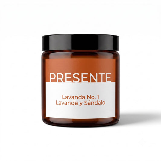 Vela aromática PRESENTE Taller Artesanal Lavanda No. 1 en frasco de vidrio ámbar con etiqueta minimalista blanca