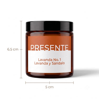 Vela aromática PRESENTE Taller Artesanal Lavanda No. 1 en frasco de vidrio ámbar con tapa negra y etiqueta minimalista
