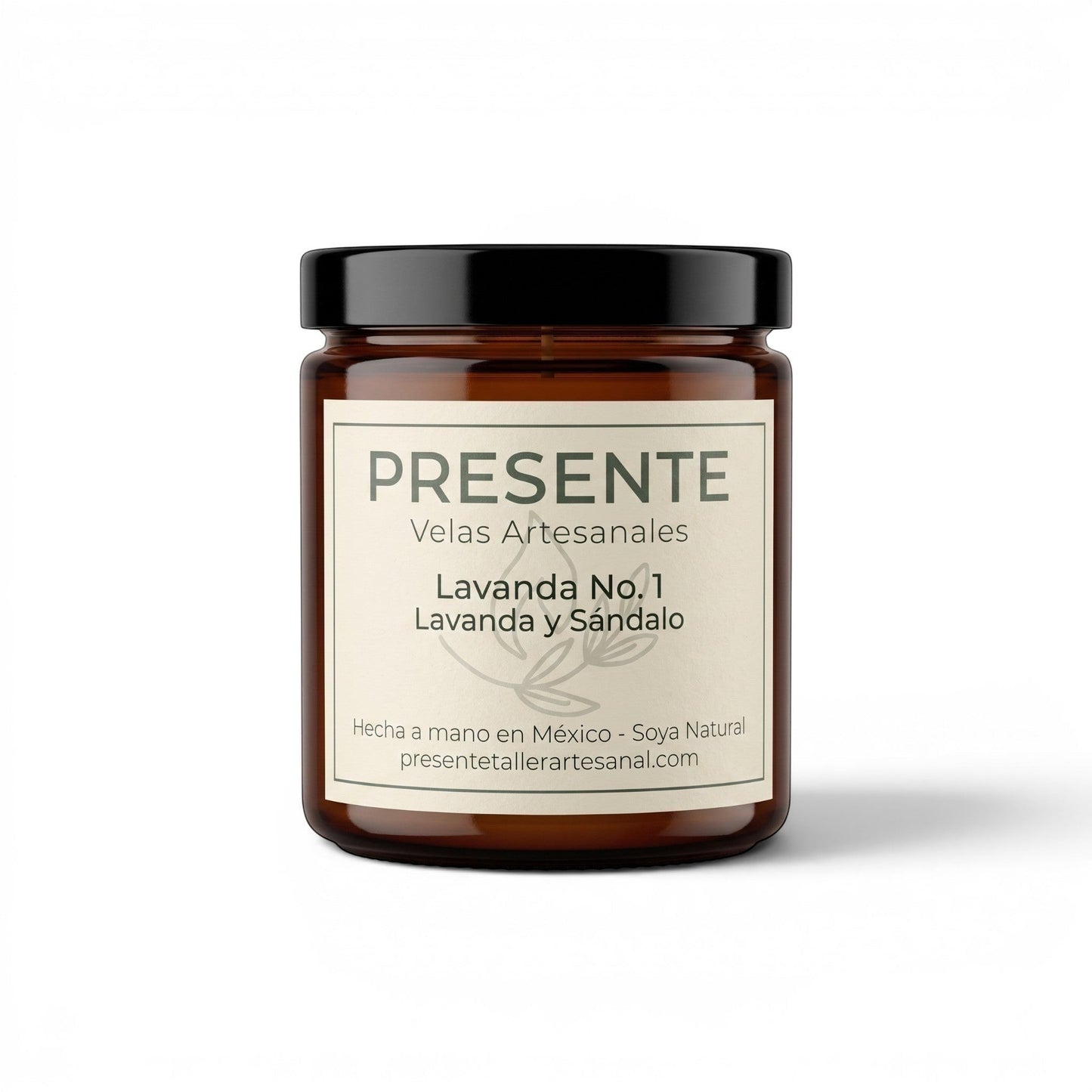 Vela artesanal PRESENTE Taller Artesanal Lavanda No. 1 de cera de soya en frasco de vidrio ámbar con tapa negra.