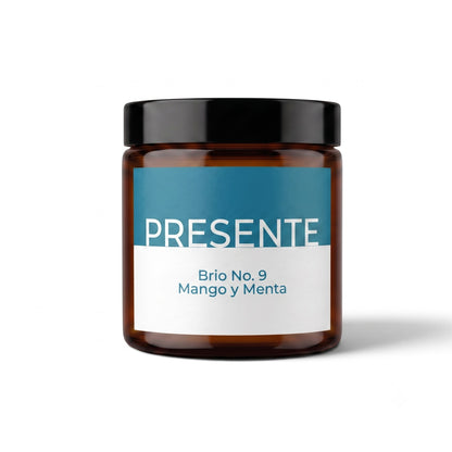 Vela aromática PRESENTE Taller Artesanal Brio No. 9 de mango y menta en frasco de vidrio ámbar con tapa negra