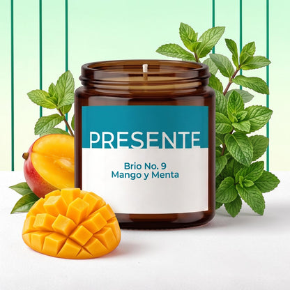 Vela aromática PRESENTE Taller Artesanal Brio No. 9 con notas de mango maduro y menta fresca en frasco de vidrio ámbar