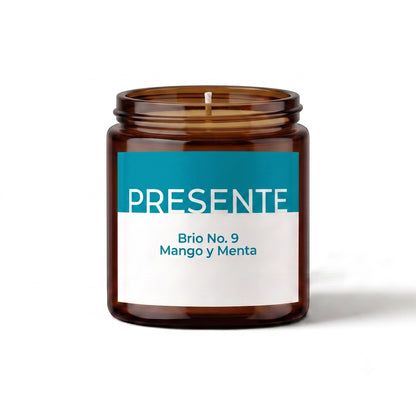 Vela aromática PRESENTE Taller Artesanal Brío No. 9 de mango y menta en frasco de vidrio ámbar sobre fondo blanco.