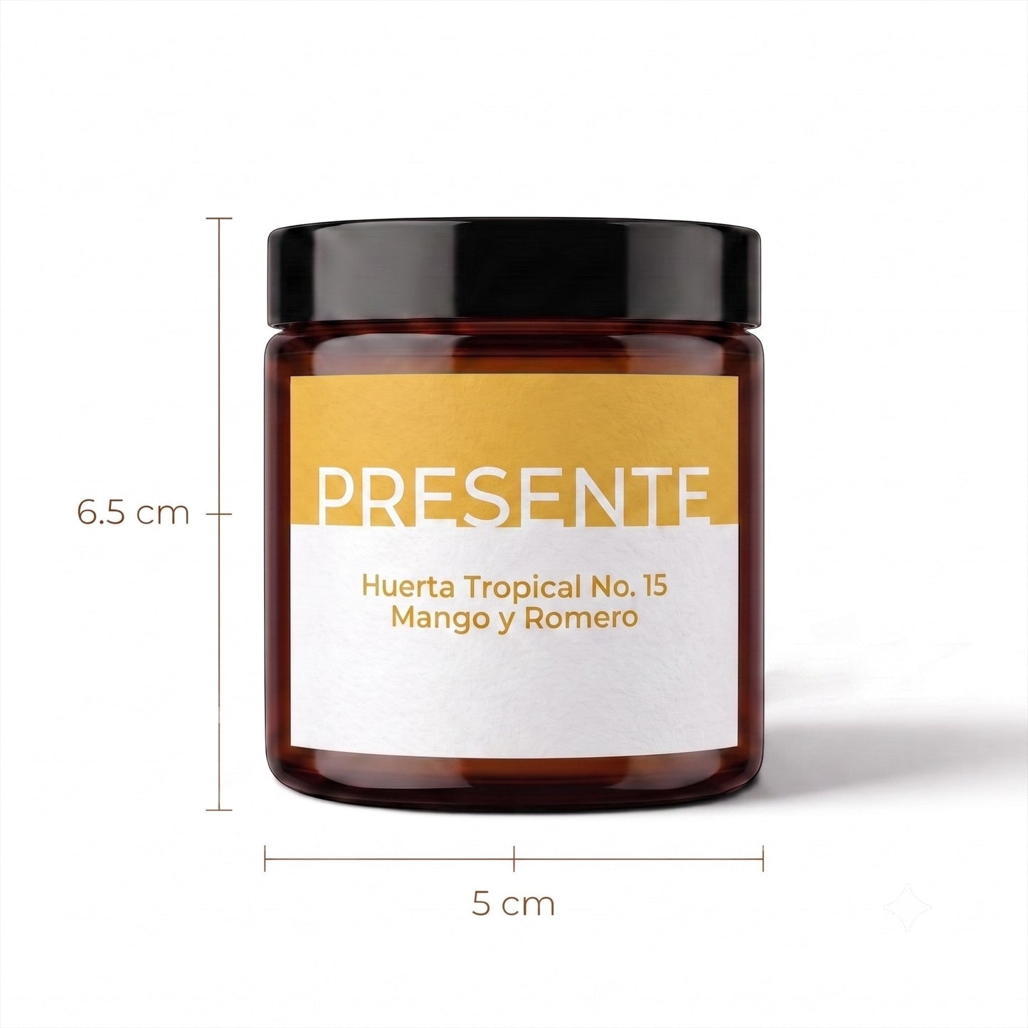 Vela aromática PRESENTE Taller Artesanal Huerta Tropical No. 15 de mango y romero en frasco de vidrio ámbar con etiqueta