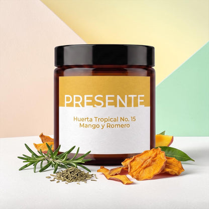 Vela aromática PRESENTE Taller Artesanal Huerta Tropical No. 15 con notas de mango petacón y romero silvestre