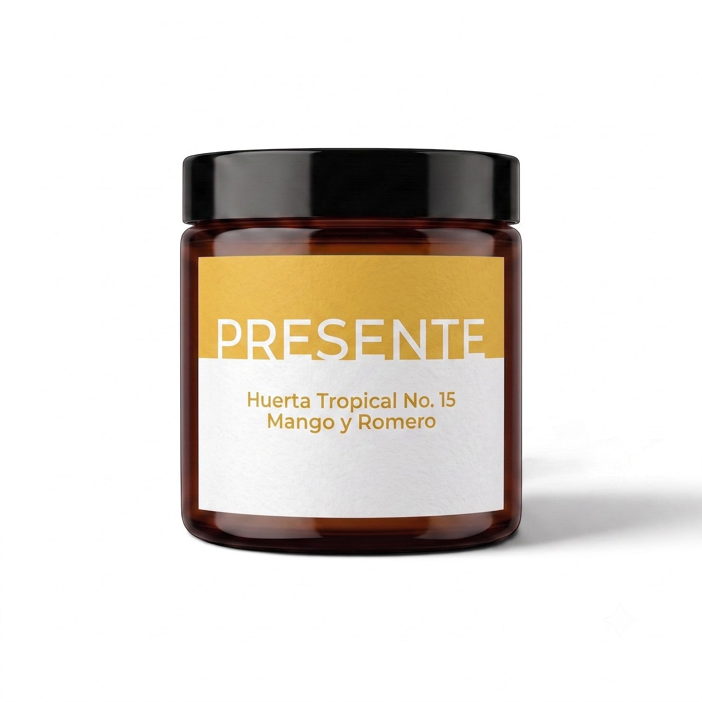 Vela aromática PRESENTE Taller Artesanal Huerta Tropical No. 15 de mango y romero en frasco de vidrio ámbar.