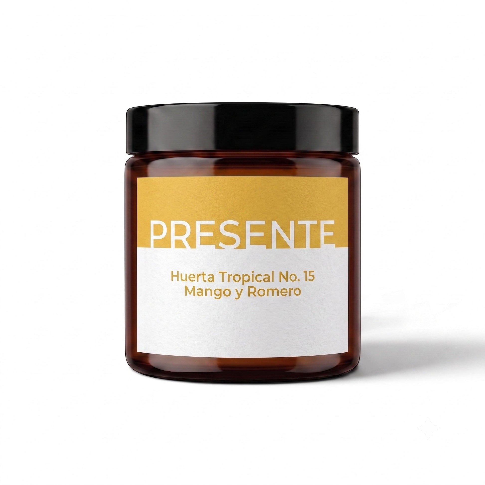 Vela aromática PRESENTE Taller Artesanal Huerta Tropical No. 15 de mango y romero en frasco de vidrio ámbar.