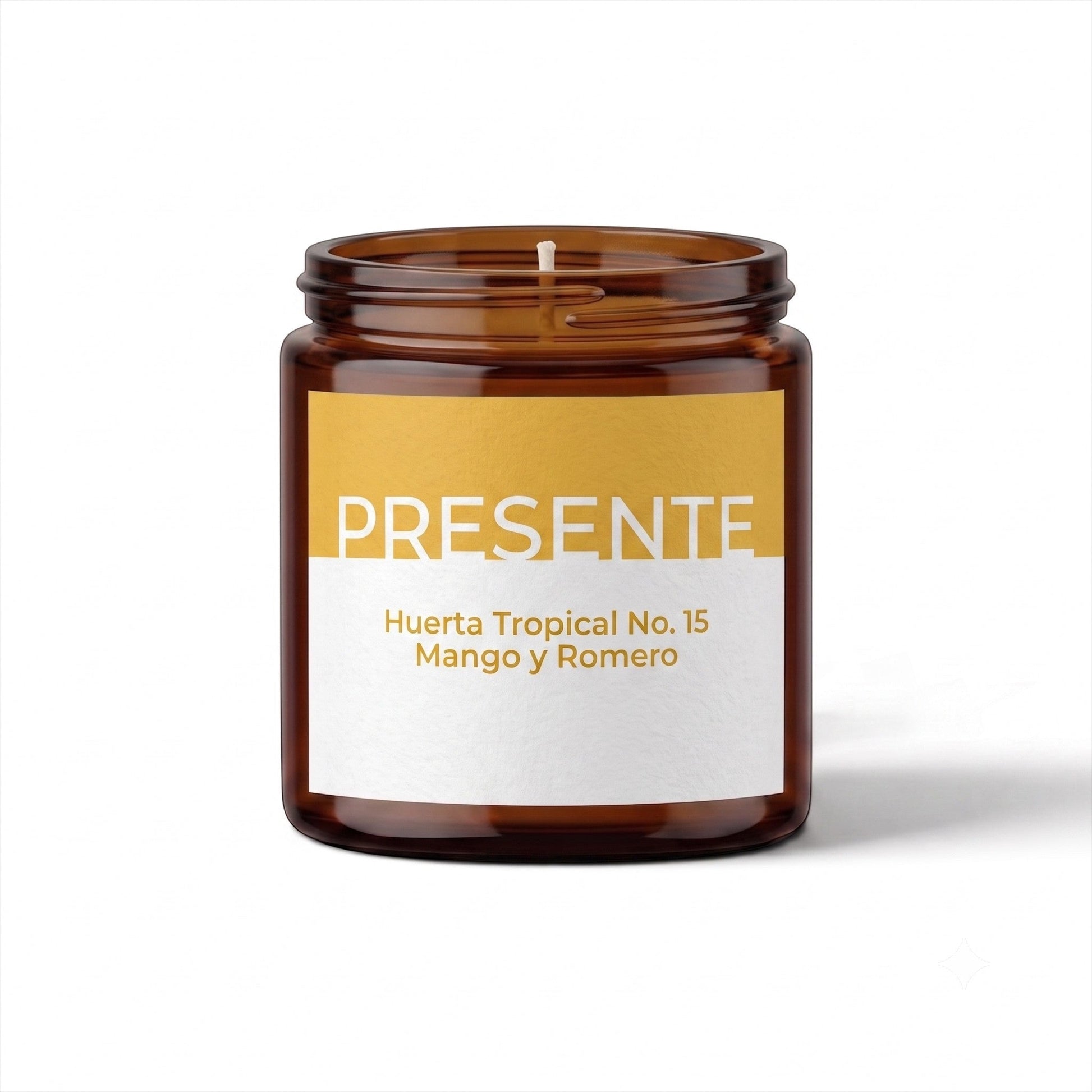 Vela aromática PRESENTE Taller Artesanal Huerta Tropical No. 15 de mango y romero en frasco de vidrio ámbar.