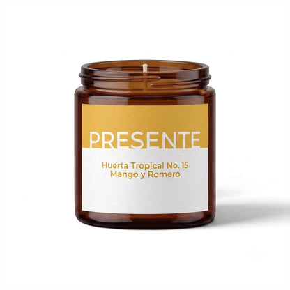 Vela aromática PRESENTE Taller Artesanal Huerta Tropical No. 15 de mango y romero en frasco de vidrio ámbar.