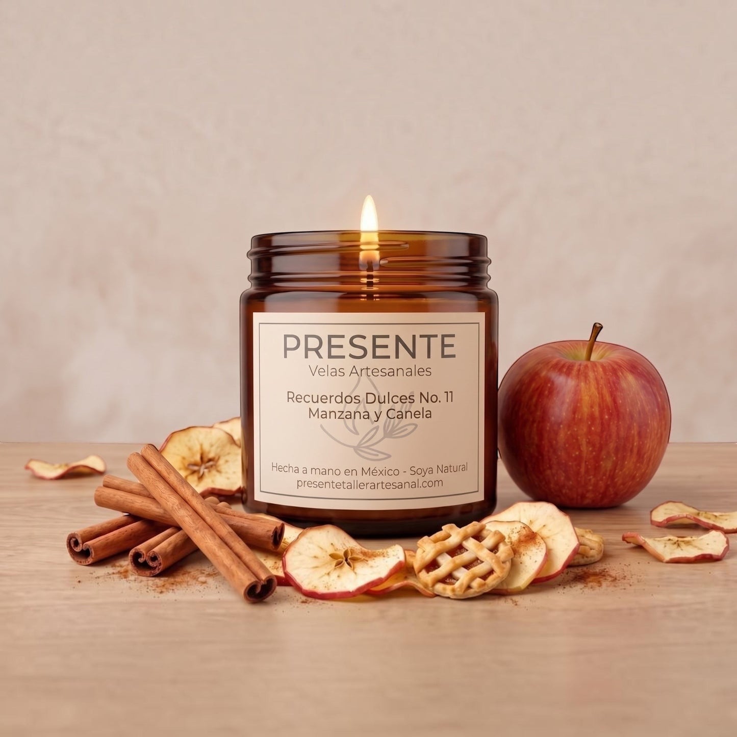 Vela artesanal PRESENTE Taller Artesanal de manzana y canela en frasco de vidrio ámbar sobre mesa de madera