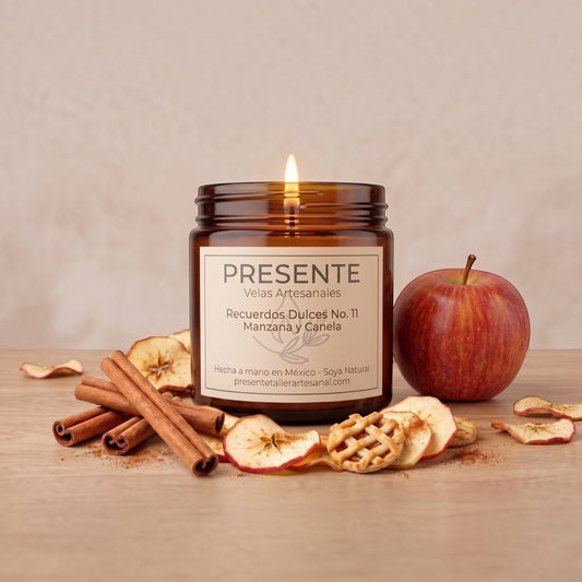 Vela artesanal PRESENTE Taller Artesanal de manzana y canela en frasco de vidrio ámbar sobre mesa de madera